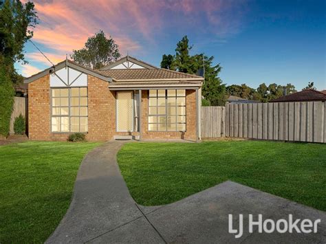 4 Dean Court, Cranbourne West VIC 3977 